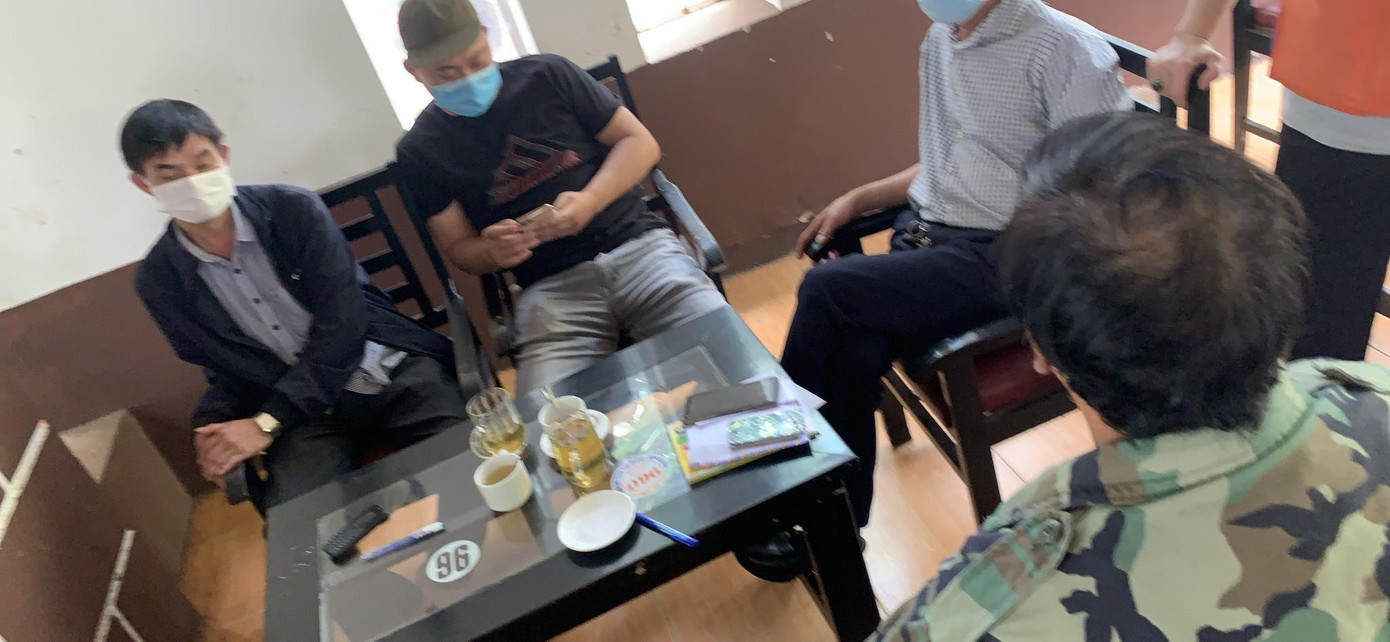 Hiện trường công an bắt quả tang nhóm người cưỡng đoạt tài sản tại quán cà phê