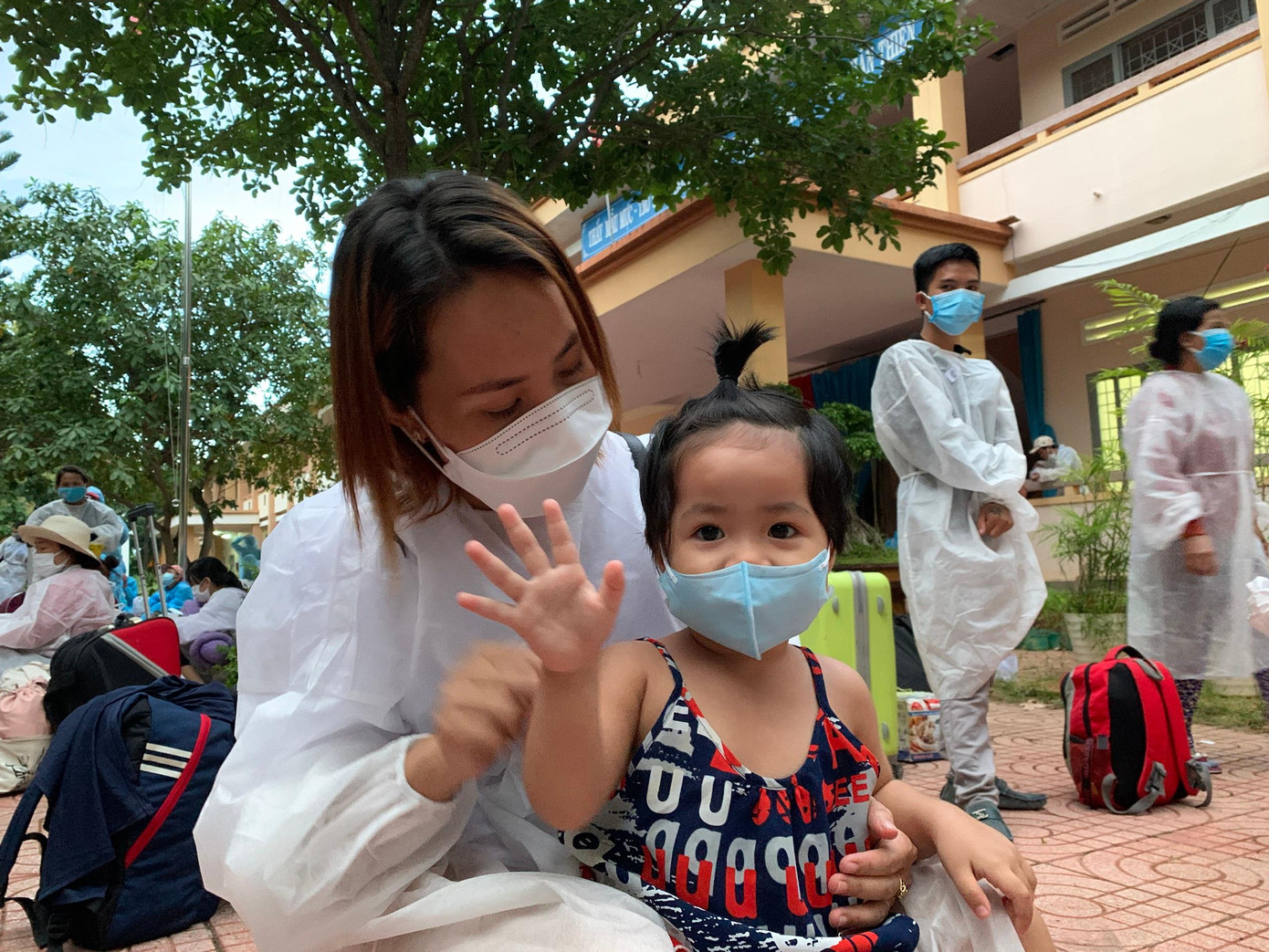 Hai mẹ con vui mừng vừa trở về quê hương Hai mẹ con vui mừng vừa trở về quê hương