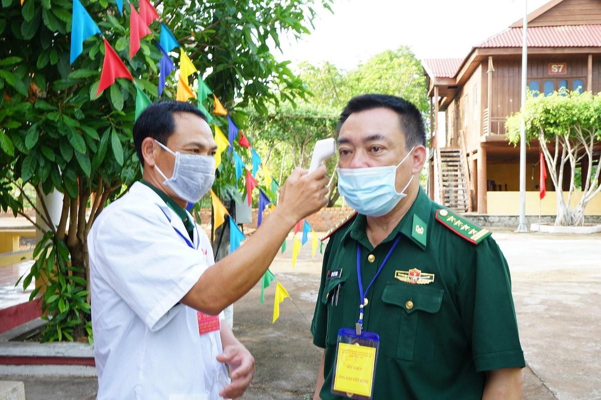 Đo thân nhiệt đối với các đại biểu đến tham dự và chỉ đạo công tác bầu cử tại đồn biên phòng Ea Hleo. Ảnh: Vũ Long Đo thân nhiệt đối với các đại biểu đến tham dự và chỉ đạo công tác bầu cử tại đồn biên phòng Ea Hleo. Ảnh: Vũ Long