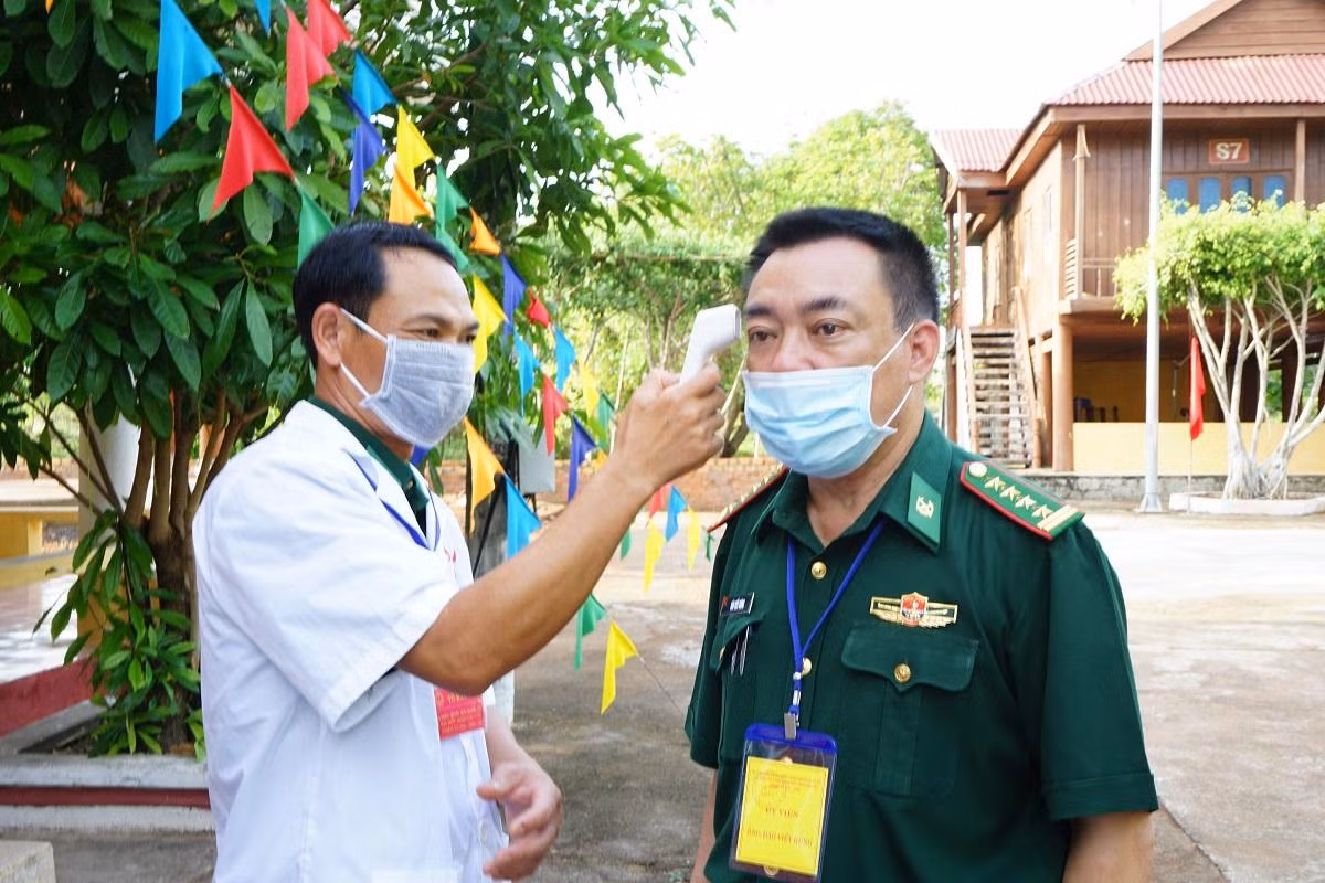 Đo thân nhiệt đối với các đại biểu đến tham dự và chỉ đạo công tác bầu cử tại đồn biên phòng Ea Hleo. Ảnh: Vũ Long Đo thân nhiệt đối với các đại biểu đến tham dự và chỉ đạo công tác bầu cử tại đồn biên phòng Ea Hleo. Ảnh: Vũ Long