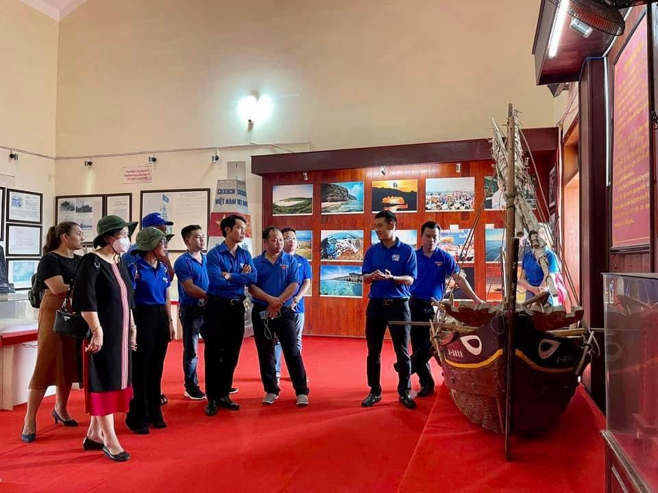 Tuổi trẻ Tỉnh Đoàn Đắk Lắk tham quan Nhà trưng bày hải đội Hoàng Sa kiêm quản Bắc Hải Tuổi trẻ Tỉnh Đoàn Đắk Lắk tham quan Nhà trưng bày hải đội Hoàng Sa kiêm quản Bắc Hải