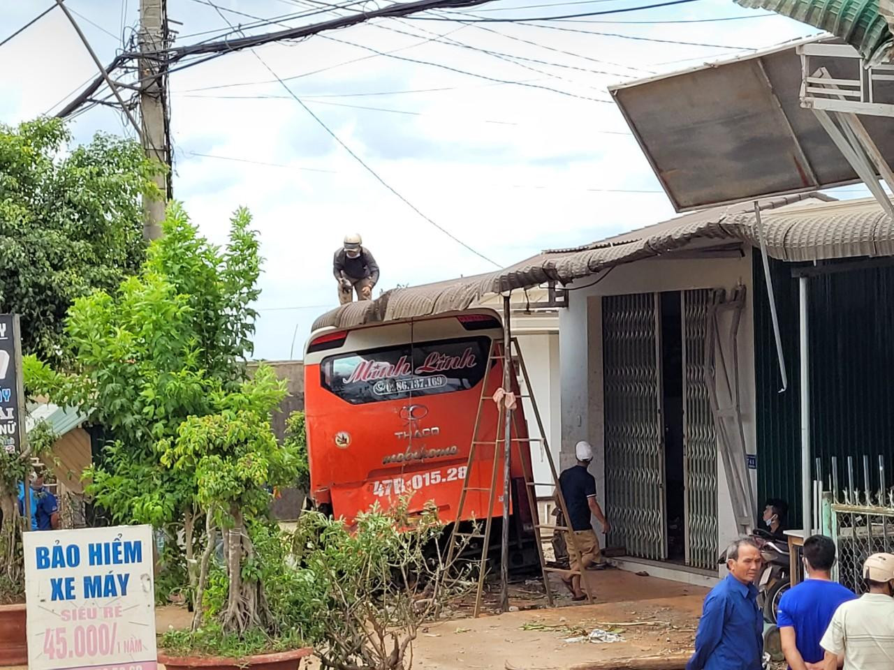 Người dân phá dỡ mái che để thuận tiện khám nghiệm hiện trường