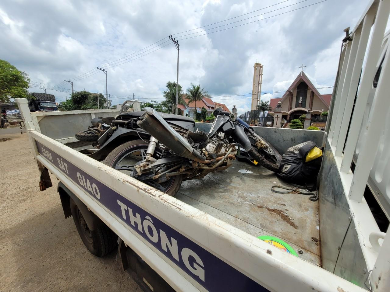 Hai chiếc xe máy được đưa khỏi hiện trường