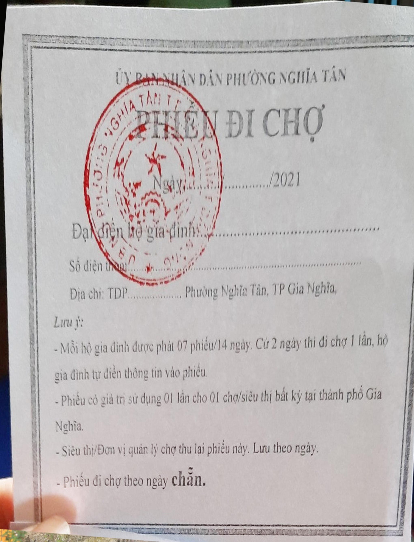 Phiếu đi chợ phát cho người dân