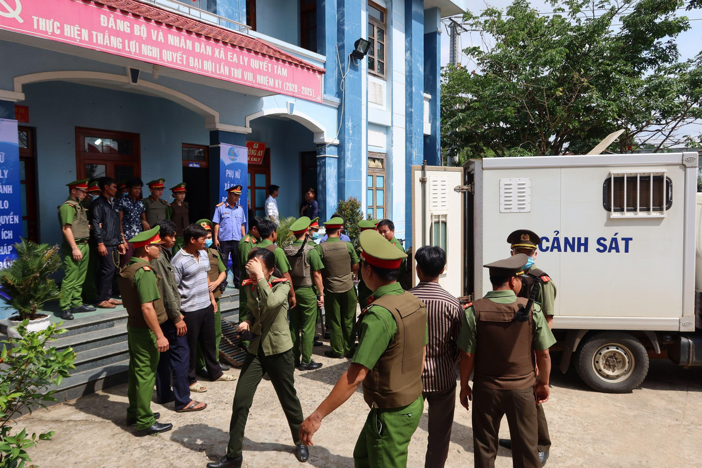 Áp giải nhóm đối tượng hủy hoại rừng đến cơ quan điều tra