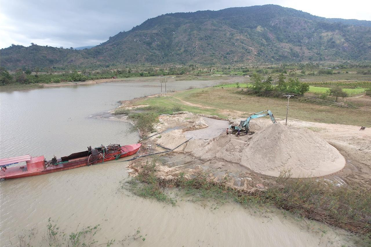 Công ty Thành Tài hút và tập kết cát ở hồ Yang Reh Công ty Thành Tài hút và tập kết cát ở hồ Yang Reh