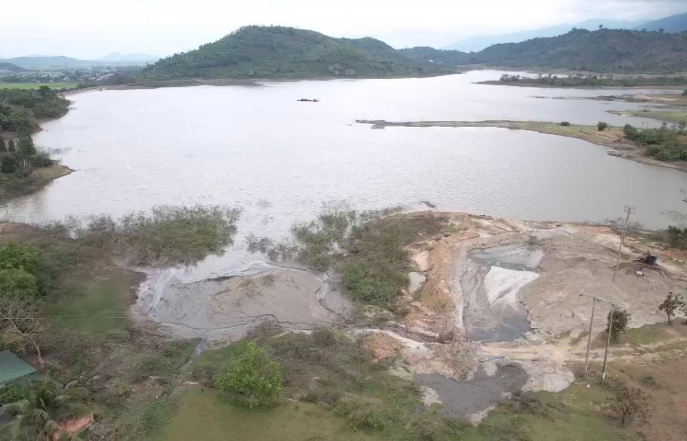 Việc khai thác cát tại hồ Yang Reh được UBND tỉnh Đắk Lắk cấp phép cho Cty Thành Tài và cá nhân kéo dài gần 10 năm Việc khai thác cát tại hồ Yang Reh được UBND tỉnh Đắk Lắk cấp phép cho Cty Thành Tài và cá nhân kéo dài gần 10 năm