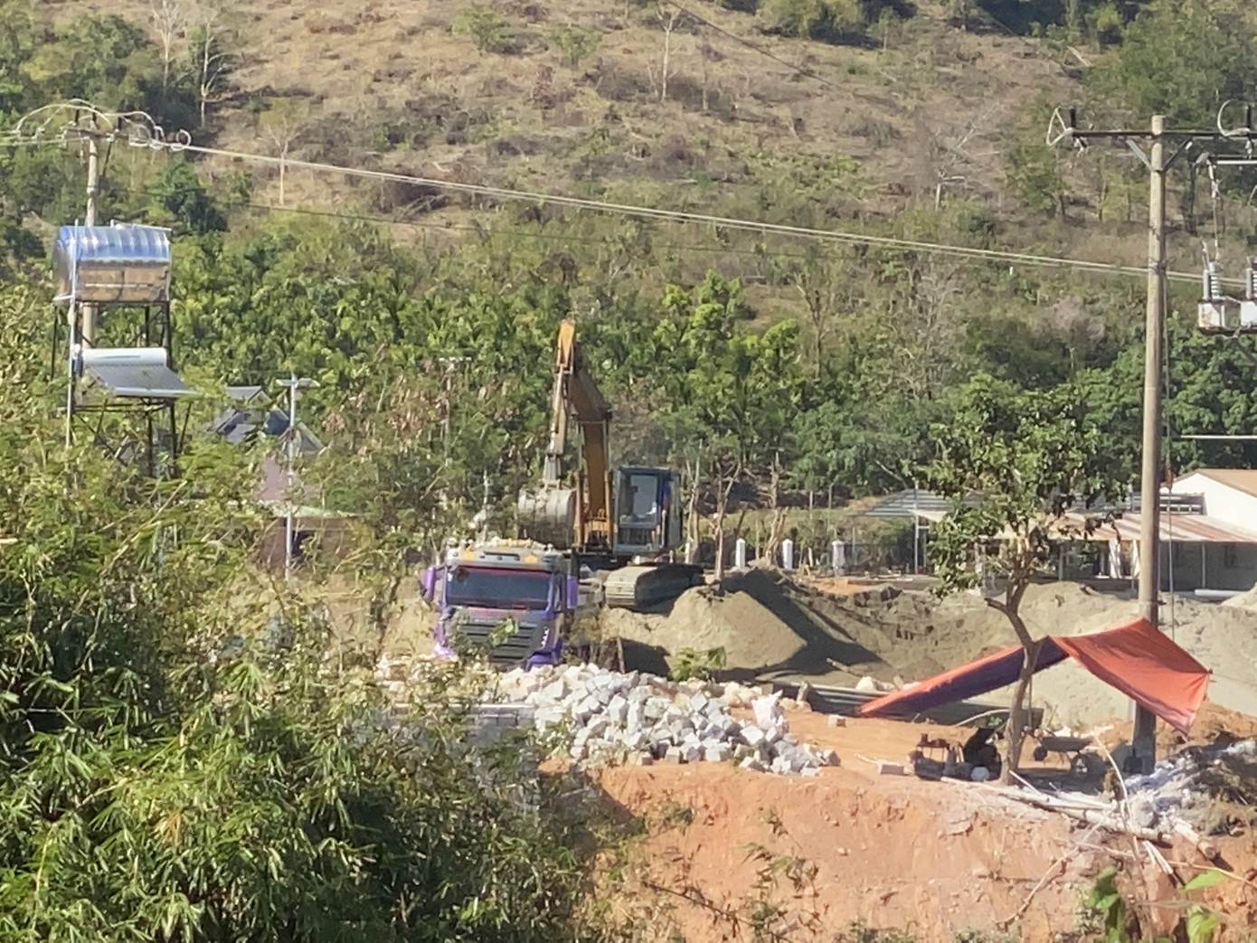 Hằng ngày có hàng chục phương tiện đến chở cát ở hồ Yang Reh Hằng ngày có hàng chục phương tiện đến chở cát ở hồ Yang Reh