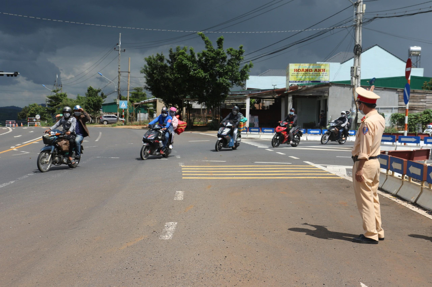 Trưa 24/7, rất đông người dân di chuyển bằng xe máy tiếp tục có mặt tại chốt phòng chống dịch COVID-19 Cai Chanh, xã Đắk Ru, huyện Đắk R’lấp (Đắk Nông). Những người điều khiển phương tiện này chủ yếu là lao động, sinh viên ở TP.Hồ Chí Minh và các tỉnh phía Nam trở về các tỉnh ở Tây Nguyên để tránh dịch. Trong ảnh: Đoàn người di chuyển qua đường tránh TP.Gia Nghĩa Trưa 24/7, rất đông người dân di chuyển bằng xe máy tiếp tục có mặt tại chốt phòng chống dịch COVID-19 Cai Chanh, xã Đắk Ru, huyện Đắk R’lấp (Đắk Nông). Những người điều khiển phương tiện này chủ yếu là lao động, sinh viên ở TP.Hồ Chí Minh và các tỉnh phía Nam trở về các tỉnh ở Tây Nguyên để tránh dịch. Trong ảnh: Đoàn người di chuyển qua đường tránh TP.Gia Nghĩa