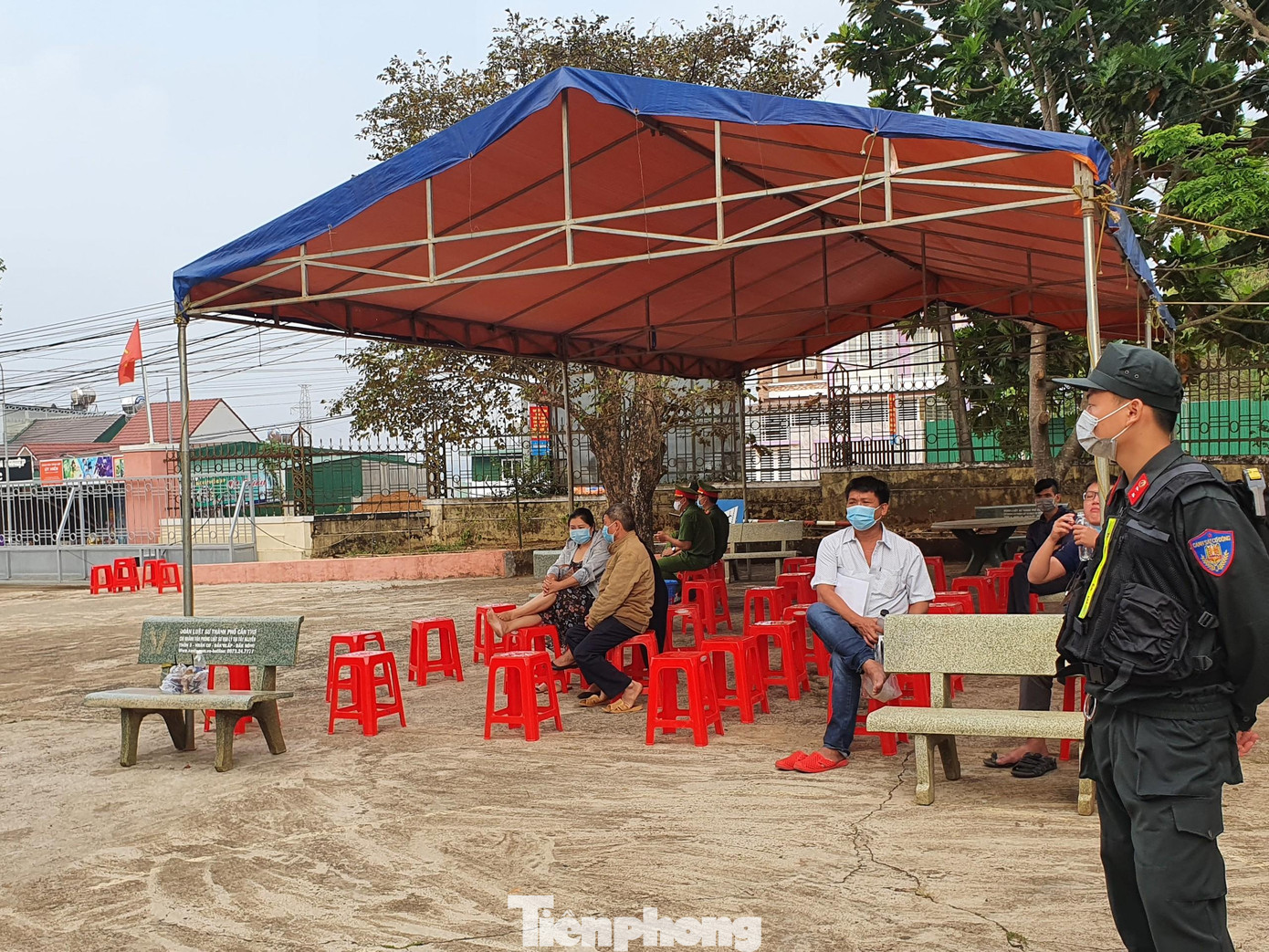 Cơ quan chức năng tỉnh Đắk Nông bố trí thêm chỗ ngồi để người dân đến dự phiên tòa Cơ quan chức năng tỉnh Đắk Nông bố trí thêm chỗ ngồi để người dân đến dự phiên tòa