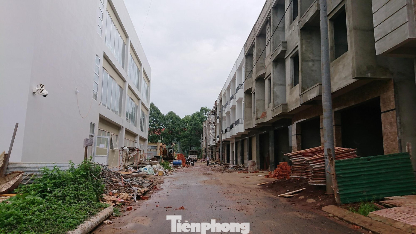 Phần diện tích xây dựng nhà ở trái phép (bên phải) của Cty Phú Xuân từ tháng 8/2020