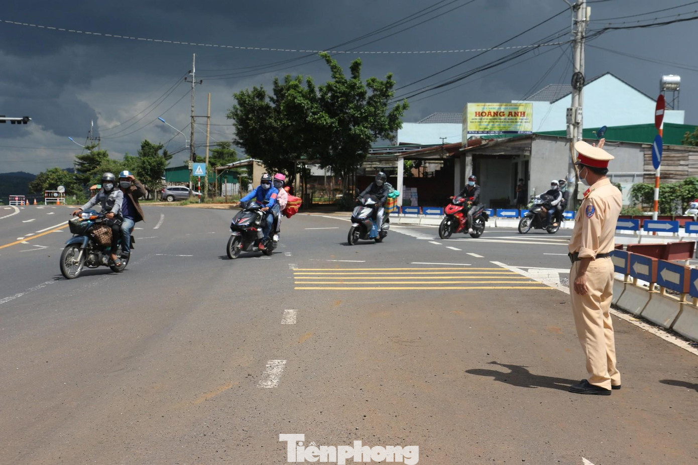 CSGT Công an tỉnh Đắk Nông hướng dẫn người dân từ TP Hồ Chí Minh về quê tránh dịch CSGT Công an tỉnh Đắk Nông hướng dẫn người dân từ TP Hồ Chí Minh về quê tránh dịch