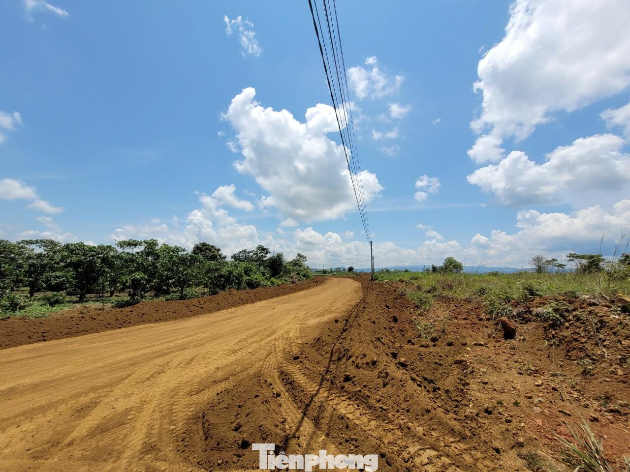 Một con đường đang được san ủi bao quanh "dự án" Làng sinh thái La Melodie Bảo Lộc. Một con đường đang được san ủi bao quanh "dự án" Làng sinh thái La Melodie Bảo Lộc.