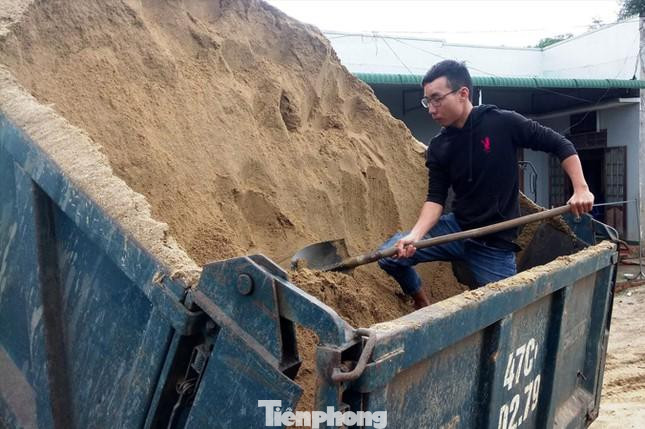 Thầy Nguyễn Tuấn Anh sau khi bị sa thải phải làm nhiều nghề để kiếm sống