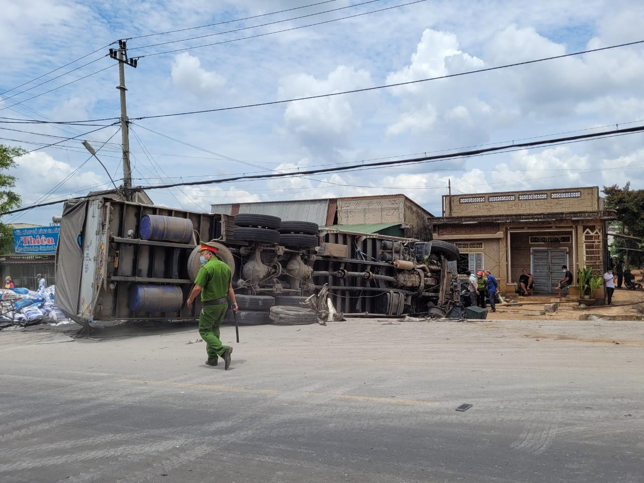 Lực lượng chức năng có mặt ở hiện trường để phân luồng giao thông và điều tra nguyên nhân vụ tai nạn thảm khốc