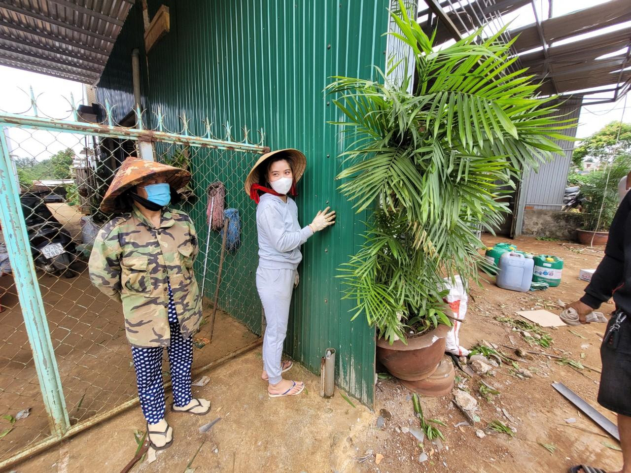 Chị Như (bên phải) kể lại giây phút kinh hoàng