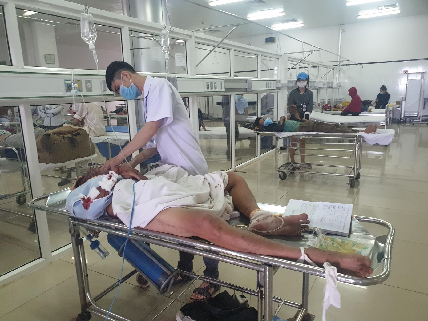 Các bác sĩ Bệnh viện Đa khoa vùng Tây Nguyên đang cấp cứu cho người đàn ông 30 tuổi bị thương nặng trong vụ tai nạn giao thông