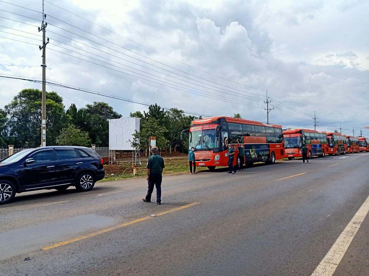 Đoàn xe của nhà xe Phương Trang chở gần 500 người từ TPHCM về Đắk Lắk tránh dịch Đoàn xe của nhà xe Phương Trang chở gần 500 người từ TPHCM về Đắk Lắk tránh dịch