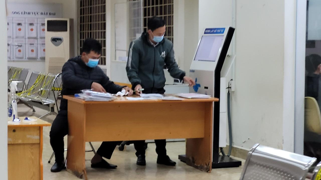 Cán bộ bộ phận 1 cửa có mặt từ sáng sớm để xử lý công việc