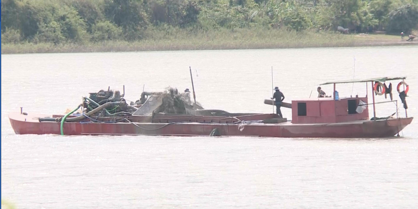 Tàu hút cát của Cty Thành Tài hoạt động ở hồ Yang Reh Tàu hút cát của Cty Thành Tài hoạt động ở hồ Yang Reh
