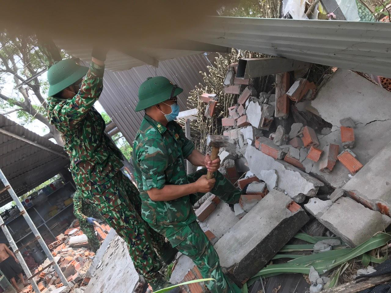 Giúp dân khắc phục hậu quả do giông lốc Giúp dân khắc phục hậu quả do giông lốc