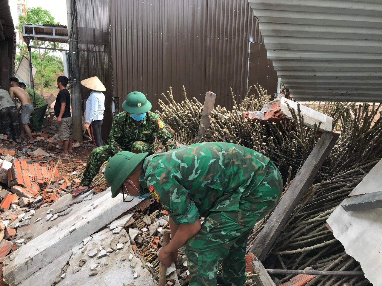 Nhiều nhà dân bị giông lốc quật đổ Nhiều nhà dân bị giông lốc quật đổ