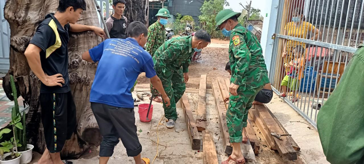 Cán bộ chiến sĩ Đồn Biên phòng Ea H'Leo giúp dân khắc phục hậu quả giông lốc Cán bộ chiến sĩ Đồn Biên phòng Ea H'Leo giúp dân khắc phục hậu quả giông lốc