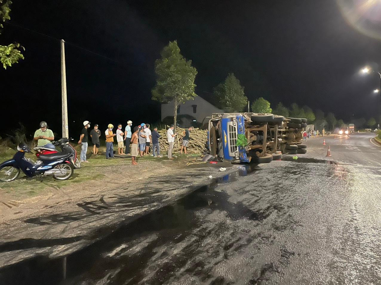 Xe tải lất nghiêng, hư hỏng nặng