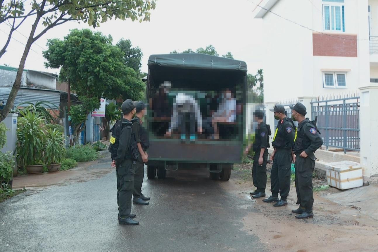 Đưa nhóm nữ sinh về trụ sở Công an xã Hòa Thắng