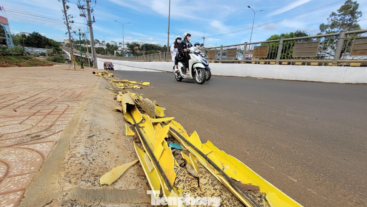 Sau khi làm xong, hệ thống cáp quang của 1 nhà mạng vẫn chưa được chôn ngầm theo quy định