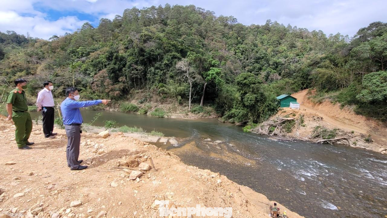 Ông Thân Văn Hữu trực tiếp đi kiểm tra hiện trường Ông Thân Văn Hữu trực tiếp đi kiểm tra hiện trường