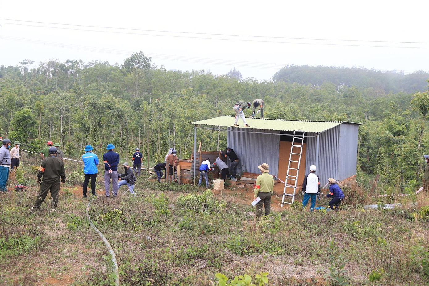 Người dân sau khi lấn chiếm đã dựng nhà tạm lên đất rừng Người dân sau khi lấn chiếm đã dựng nhà tạm lên đất rừng