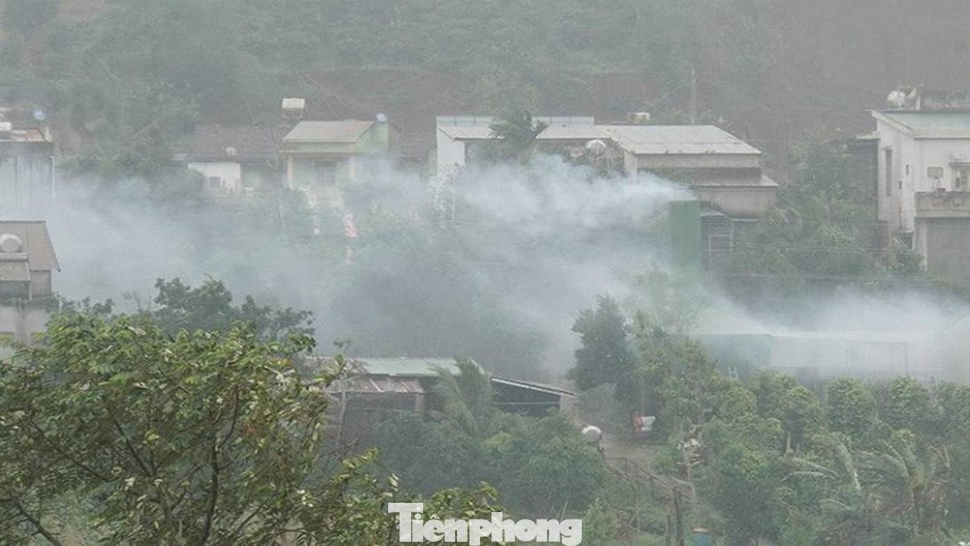 Một lãnh đạo Sở Tài nguyên và Môi trường tỉnh Đắk Nông cho biết, xử lý các lò sấy cà phê thuộc thẩm quyền UBND các huyện. “Chúng tôi thường xuyên có văn bản đề nghị UBND các huyện kiểm tra, yêu cầu người dân không gây ô nhiễm khói bụi đối với khu vực xung quanh. Các lò sấy cà phê chủ yếu tự phát của các hộ dân và chủ các đại lý, dù đã nhắc nhở nhiều nhưng người dân vẫn tái phạm”, vị này cho hay.