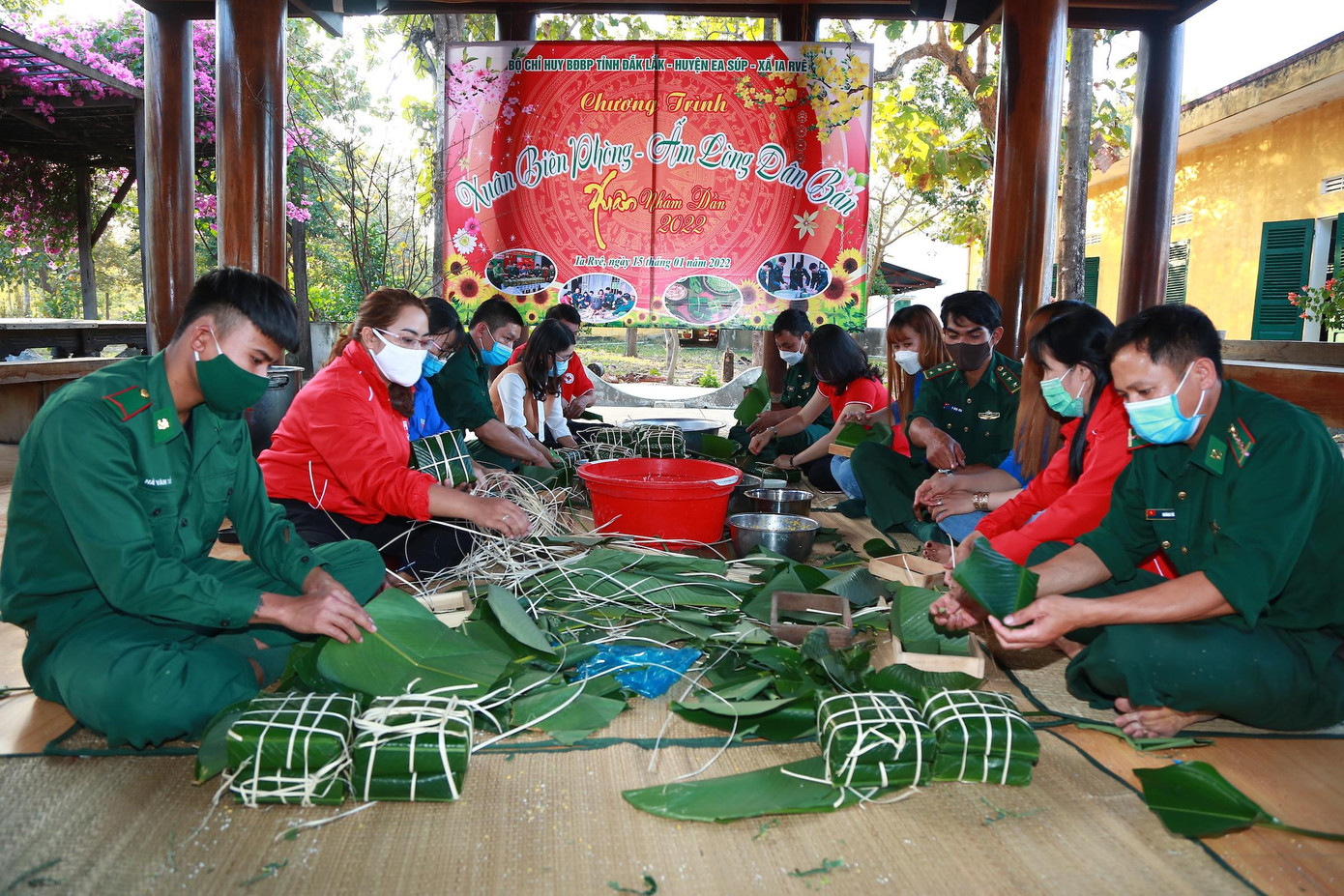 Bộ đội Biên phòng Đắk Lắk gói bánh chưng xanh tặng người dân vùng biên giới