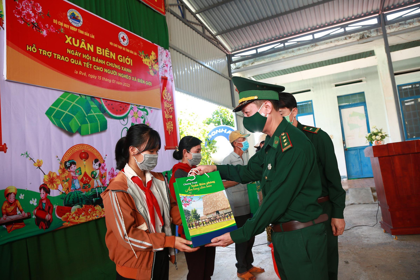 Thượng tá Nguyễn Doãn Hòa tặng quà cho các gia đình có hoàn cảnh đặc biệt khó khăn