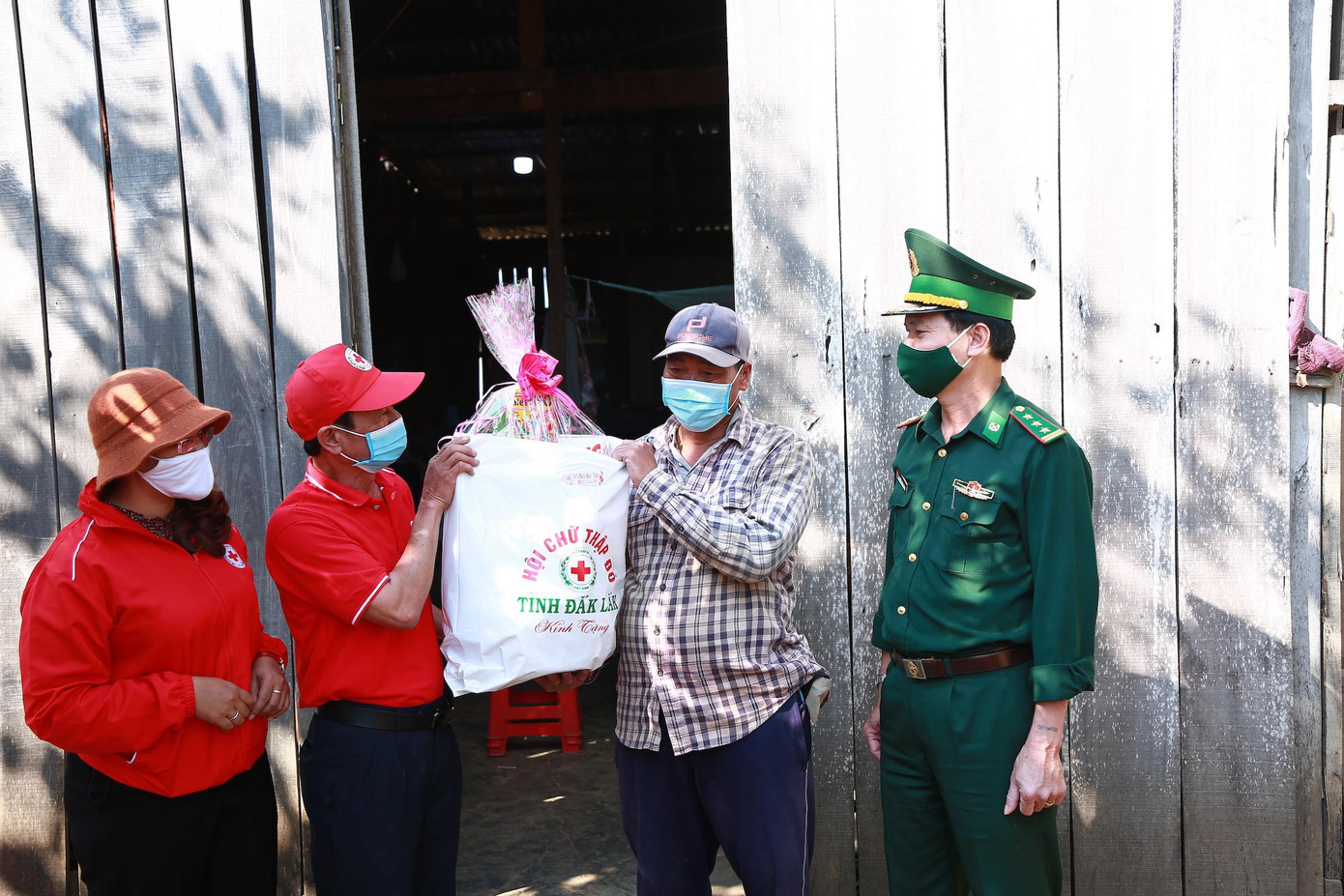 Những phần quà ý nghĩa tặng người dân vùng khó khăn dịp cuối năm