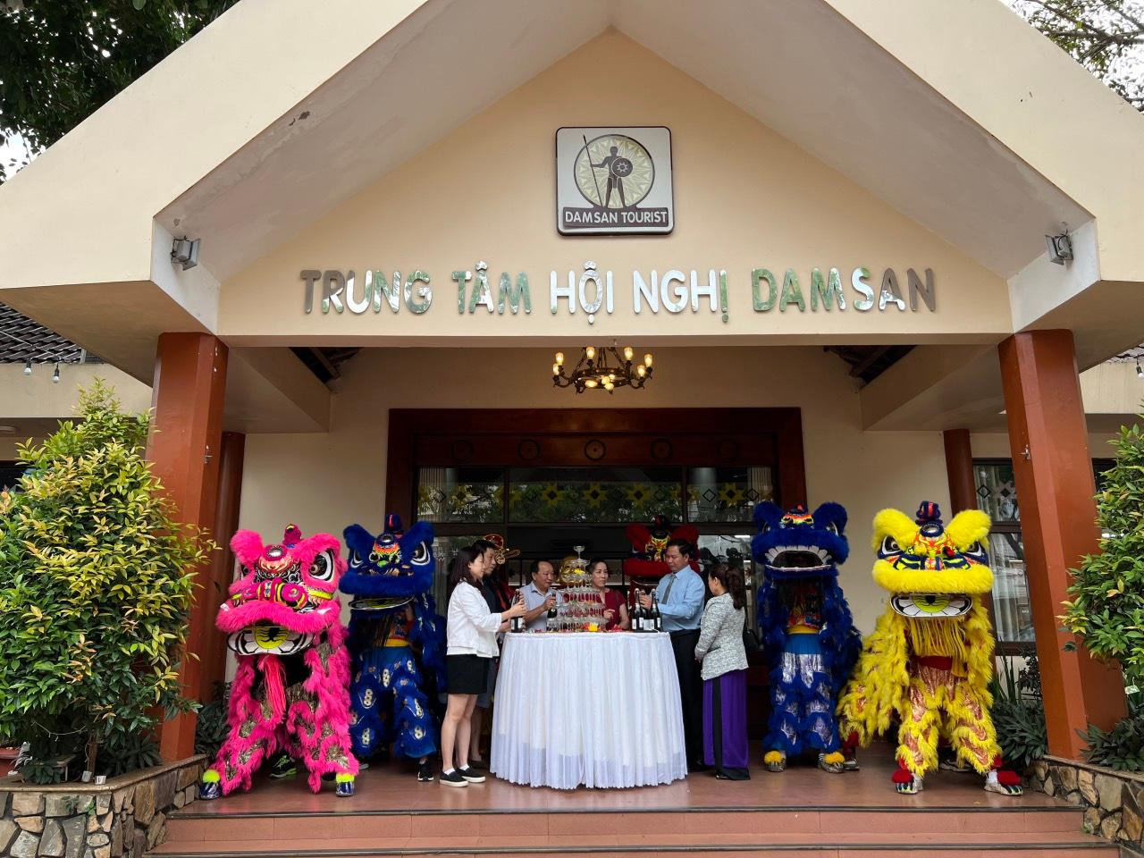 Lãnh đạo UBND TP Buôn Ma Thuột (Đắk Lắk) và đại diện Công ty Đam San Tourist đón du khách Lãnh đạo UBND TP Buôn Ma Thuột (Đắk Lắk) và đại diện Công ty Đam San Tourist đón du khách