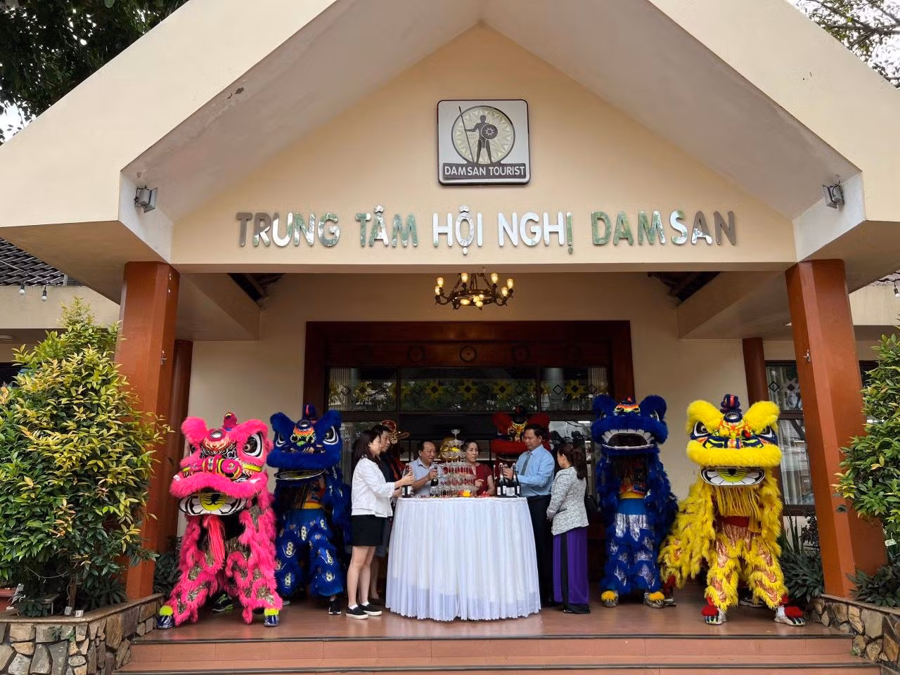 Lãnh đạo UBND TP Buôn Ma Thuột (Đắk Lắk) và đại diện Công ty Đam San Tourist đón du khách