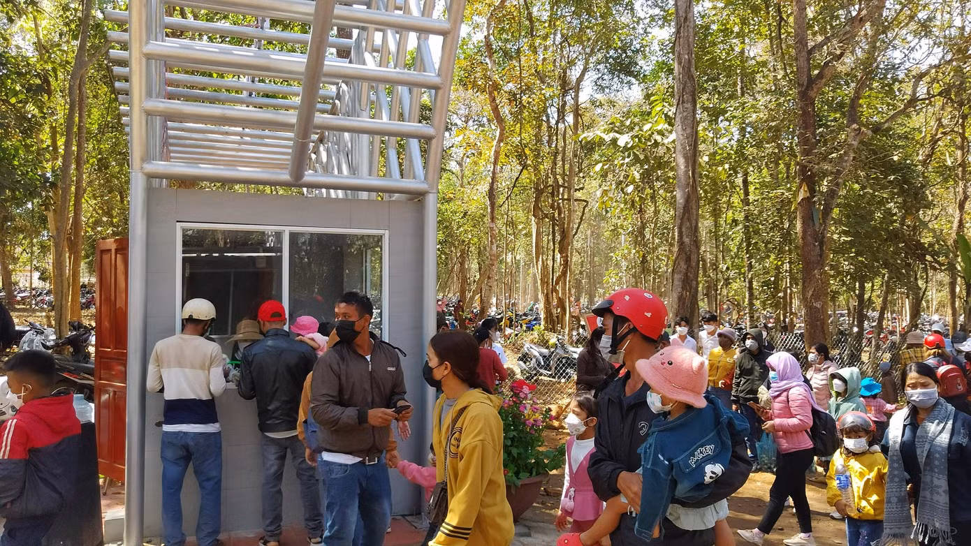 Người dân chờ mua vé du lịch dịp đầu năm ở Tây Nguyên