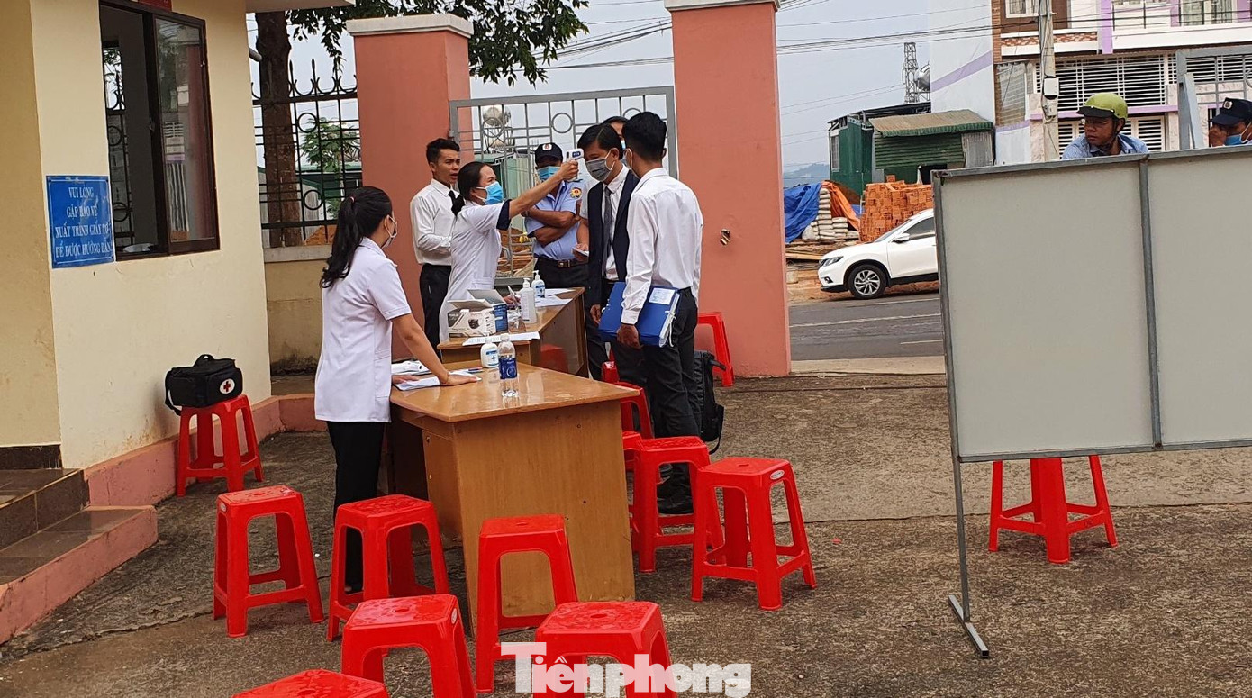 Đo thân nhiệt những người đến tham dự phiên tòa Đo thân nhiệt những người đến tham dự phiên tòa