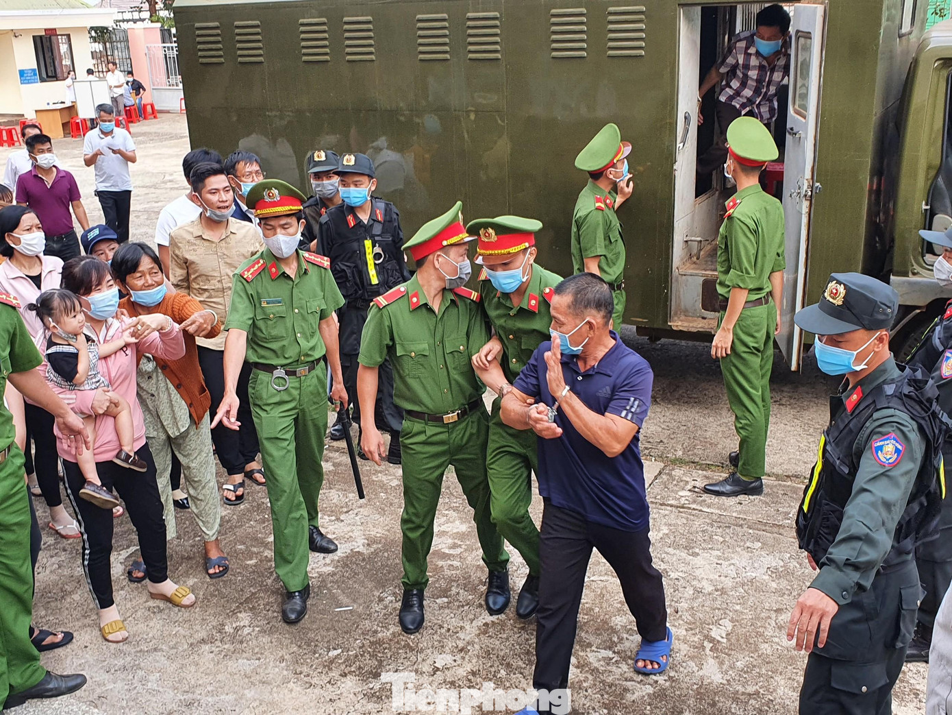 Dẫn giải các bị cáo vào phòng xử án Dẫn giải các bị cáo vào phòng xử án