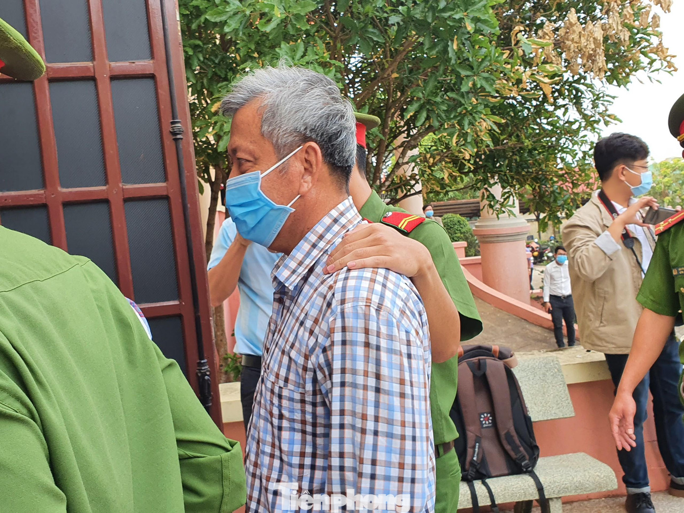 Cơ quan công an dẫn Trịnh Sướng vào phòng xử án Cơ quan công an dẫn Trịnh Sướng vào phòng xử án