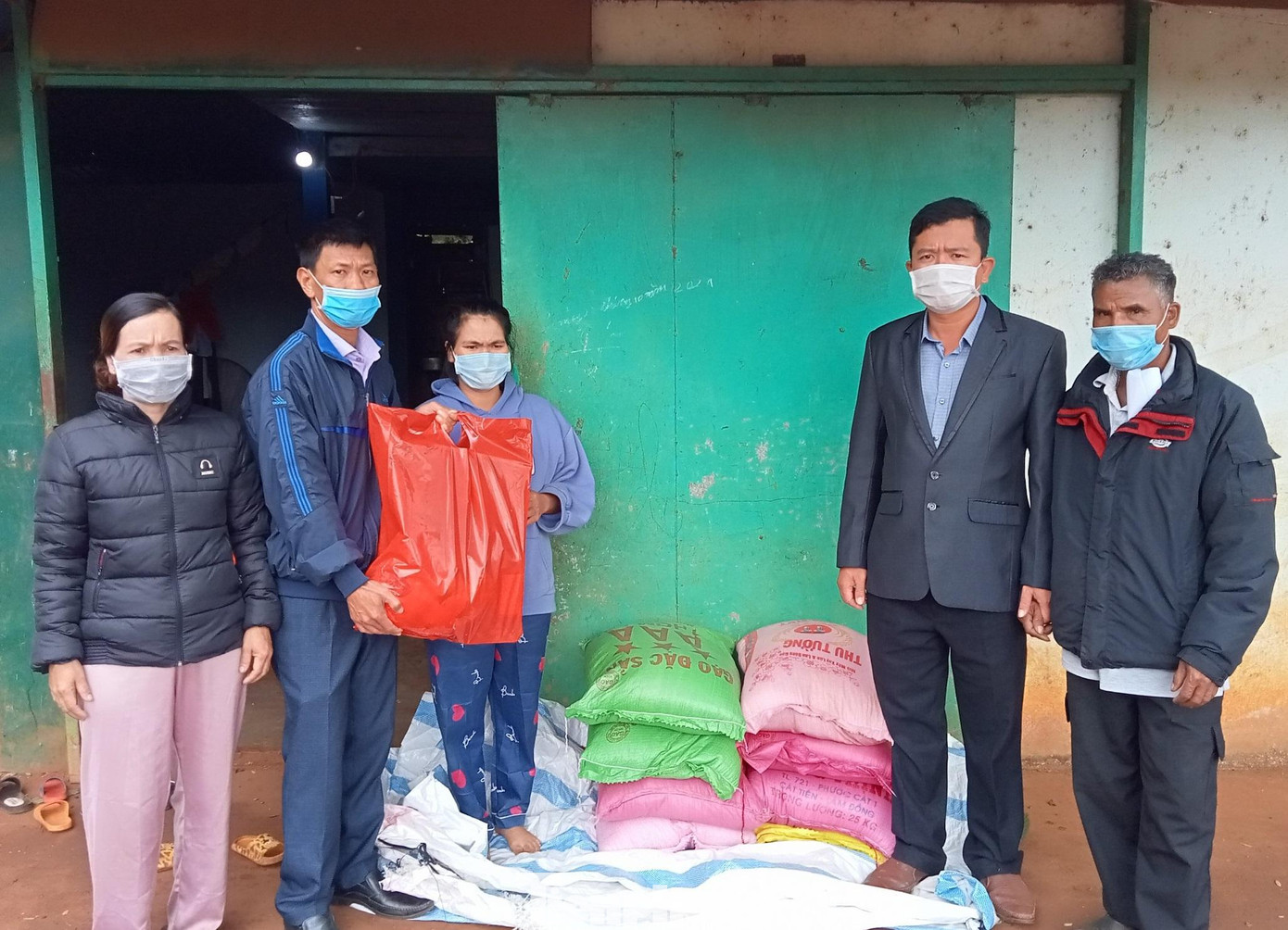 Lãnh đạo Đảng ủy, UBND xã Đắk Tih tặng quà cùng 2 tạ gạo cho gia đình chị Duên Lãnh đạo Đảng ủy, UBND xã Đắk Tih tặng quà cùng 2 tạ gạo cho gia đình chị Duên