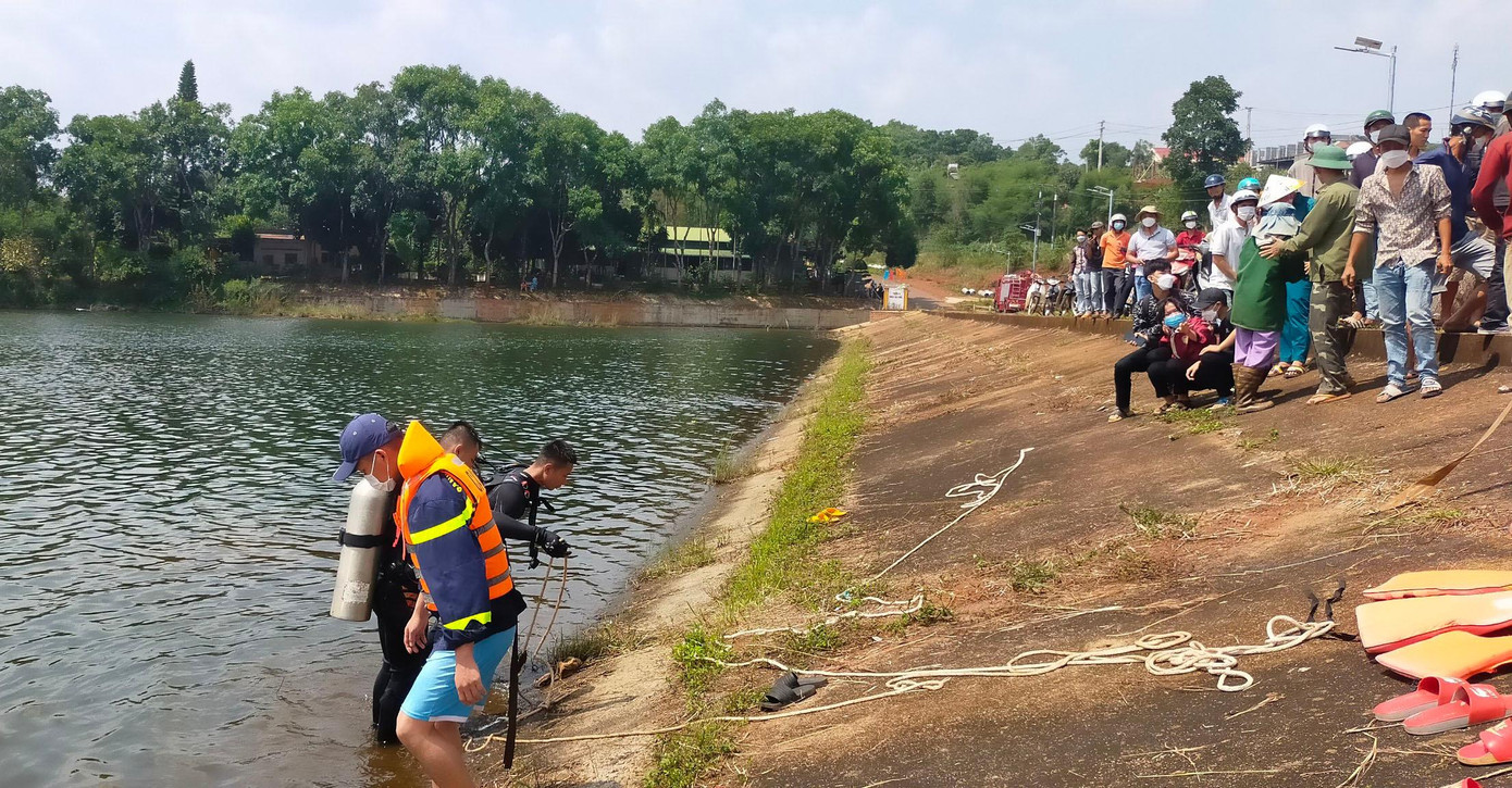 Lực lượng chức năng có mặt hiện trường đưa thi thể nữ sinh lên bờ