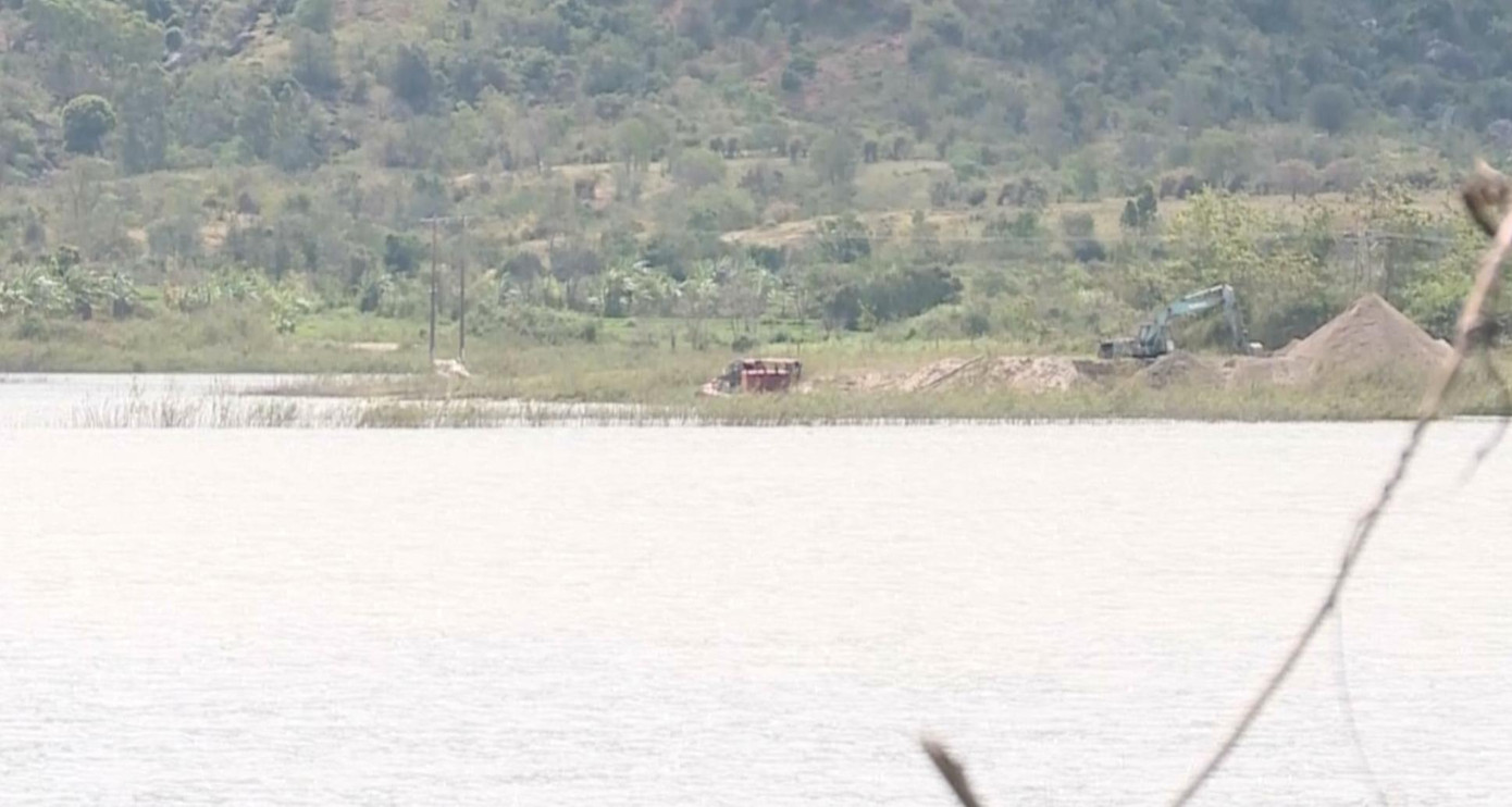 Tàu sau khi hút cát tiến sát bờ để hút cát lên bãi tập kết Tàu sau khi hút cát tiến sát bờ để hút cát lên bãi tập kết