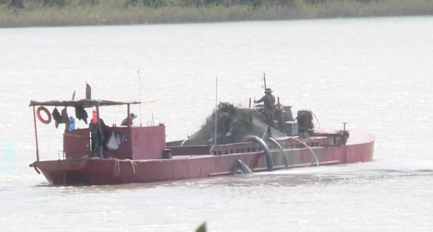Tàu hút cát ngay giữa lòng hồ Yang Reh Tàu hút cát ngay giữa lòng hồ Yang Reh
