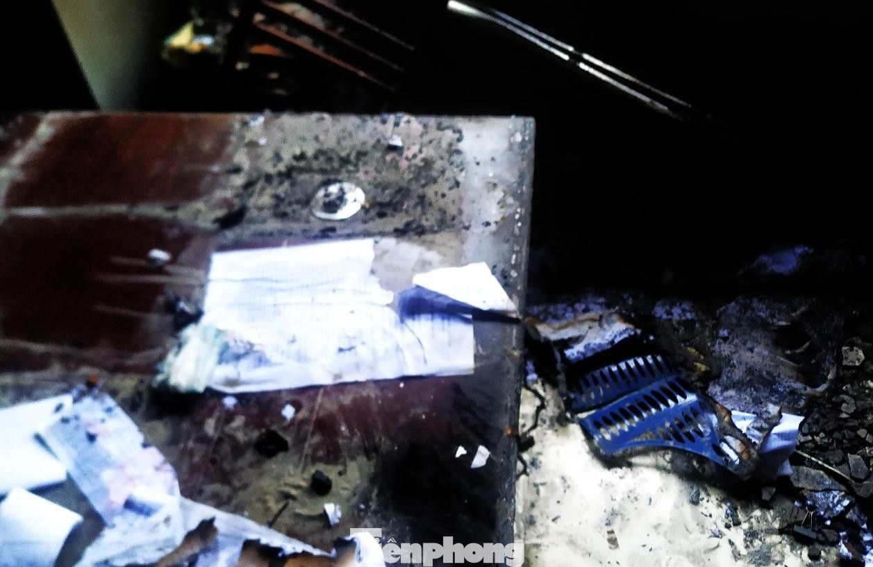 Nhiều thiết bị, giấy tờ cháy thành than