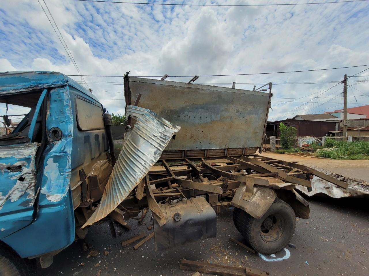 Chiếc xe tải BKS 47C-030.13 bị tông bay nắp thùng