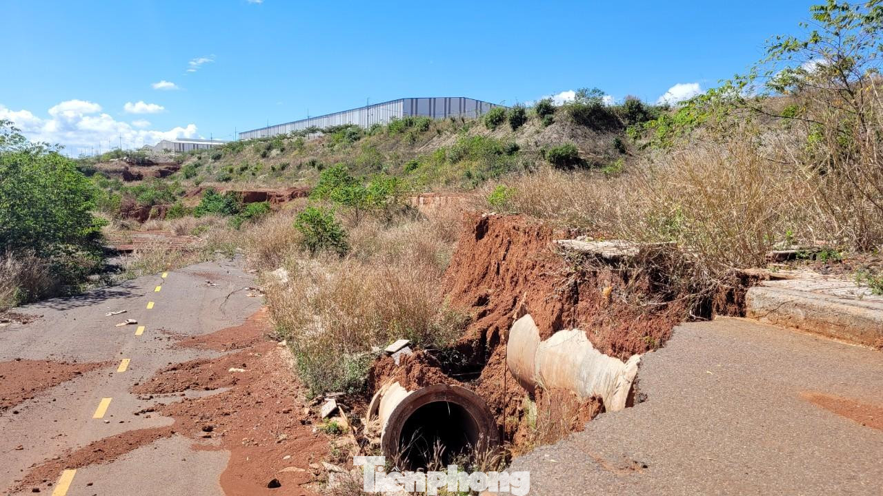 Mặt đường bị đứt làm đôi