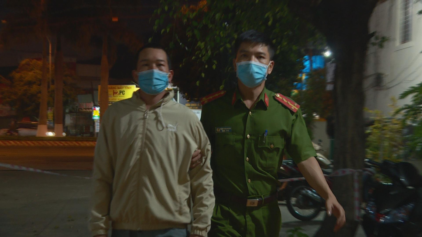 Công an dẫn giải Đoan về cơ quan điều tra Công an dẫn giải Đoan về cơ quan điều tra